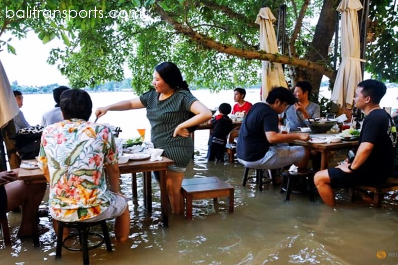 Riverside restaurant makes waves in Thailand as flood dining